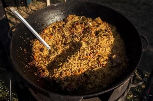 Не просто рис с мясом. Все секреты приготовления настоящего плова в казане