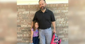 Мужчина приезжает в школу, чтобы забрать дочь – затем учительница видит его брюки и понимает, что происходит...