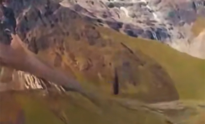 Насколько далеко укатится шина, если кинуть ее с вершины горы. Парень проверил и снял все с дрона