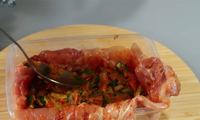 Новогодний шедевр из обычной курицы: ни одной косточки, хрустящая корочка, а внутри начинка