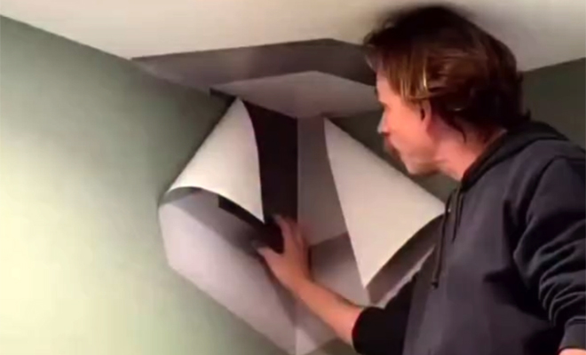 Дизайнер наклеил бумагу в угол и полностью преобразил кухню: на видео выглядит как движущийся объект