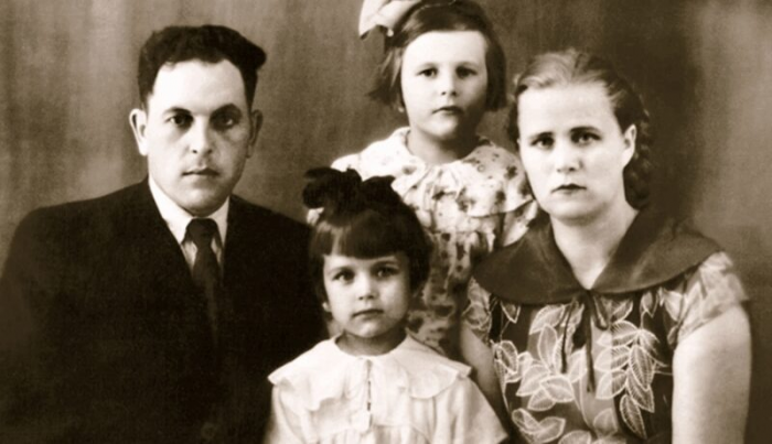 «Ей уже 103 года, а она до сих пор красит губы!»: кто такая Ксения Алферова и почему она до сих пор молода