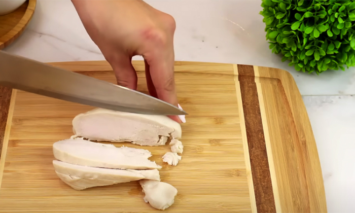 Свежая идея для салата на новогоднем столе. Куриная грудка, сыр и немного ананаса