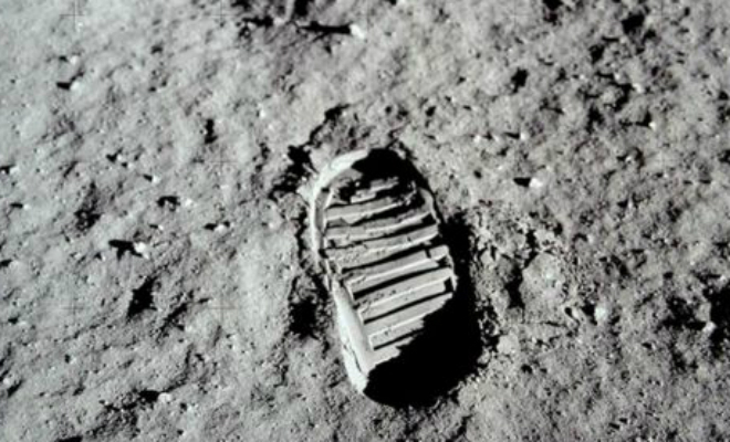Ученые увеличили четкость фотографий высадки на Луну и показали в деталях отражение на шлеме Армстронга