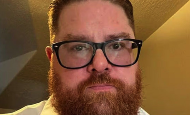 49-летний мужчина заперся в комнате на год и ведет прямую трансляцию эксперимента