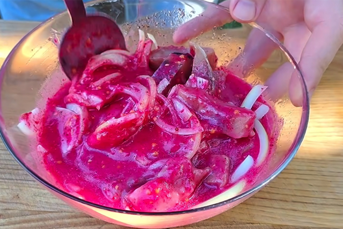 Самое вкусное, что можно сделать из селедки: маринуем малосольной, в остром соусе