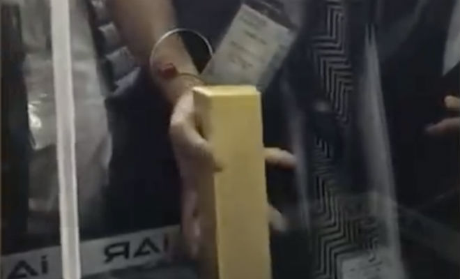 Вытаскиваем золотой слиток: ящик, куда надо просто засунуть руку