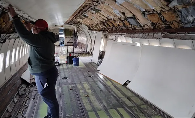 Пилот из Арктики превратил списанный самолет в квартиру: как она выглядит внутри