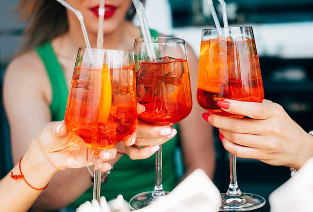 Коктейли для новогодней вечеринки: топ-15 рецептов алкогольных и безалкогольных напитков