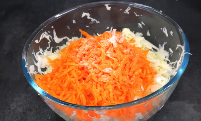 Быстрая капуста с бочковым хрустом: салат, который должен быть всегда в холодильнике