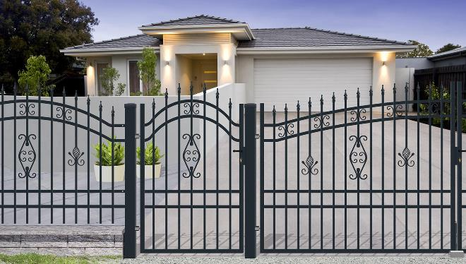 Кованые заборы: разновидности, преимущества и уход (102 фото)