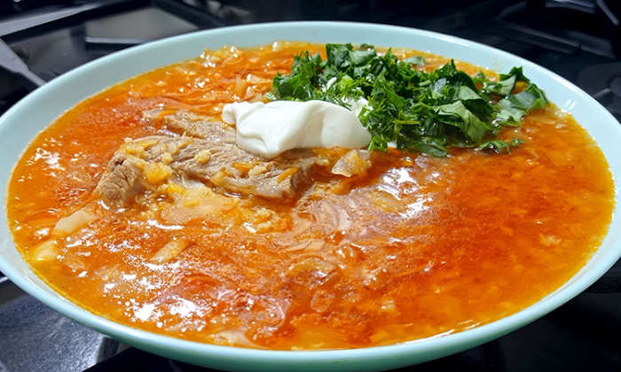 Настоящий варшавский капустняк с копченостями: получается сытнее солянки. Все дело в заправке из сала