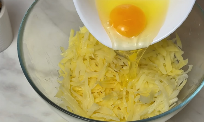 Ленивый завтрак на всю семью: натерли картошку и просто разбиваем в нее яйца