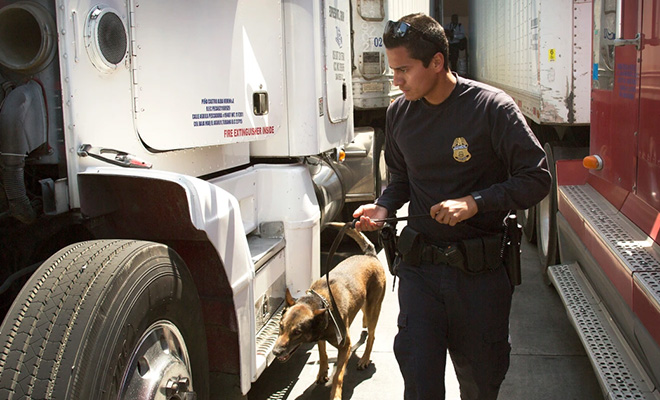 Инспектор почти отпустил бензовоз, но резко остановился. Внимание привлекла обычная с виду цистерна