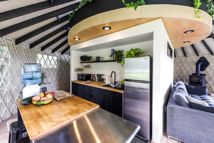 Паре не хватало денег на квартиру и они решили жить в юрте. За 6 месяцев превратили шатер в дом мечты