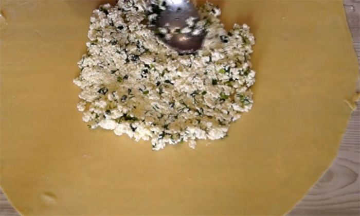 Молдавские плацинды: готовим сочные лепешки с творогом и зеленью