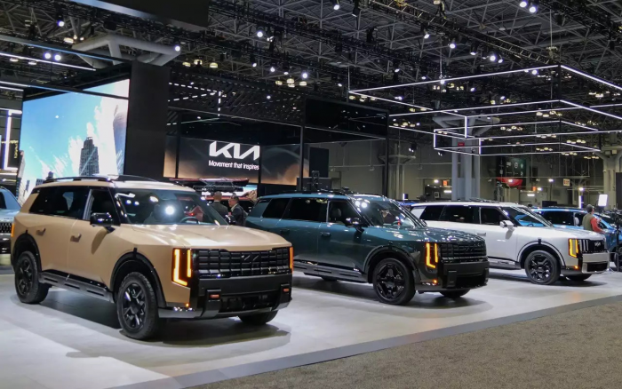 Kia обновила свои кроссоверы и представила уникальный автомобиль для инвалидов