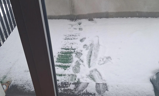 Ребята, тут кто-то был - мужчина заглянул свой балкон на 7 этаже и увидел чужие следы