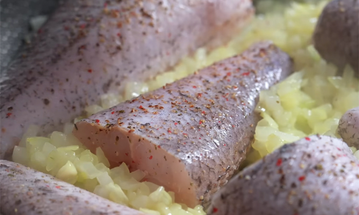Белая рыба по-еврейски. Даже хек станет вкуснее: все дело в луковом соусе