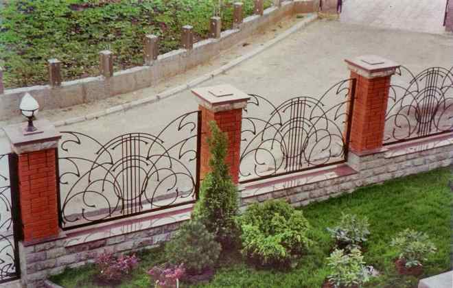 Кованые заборы: разновидности, преимущества и уход (102 фото)