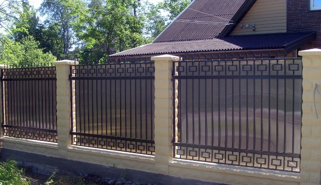 Кованые заборы: разновидности, преимущества и уход (102 фото)