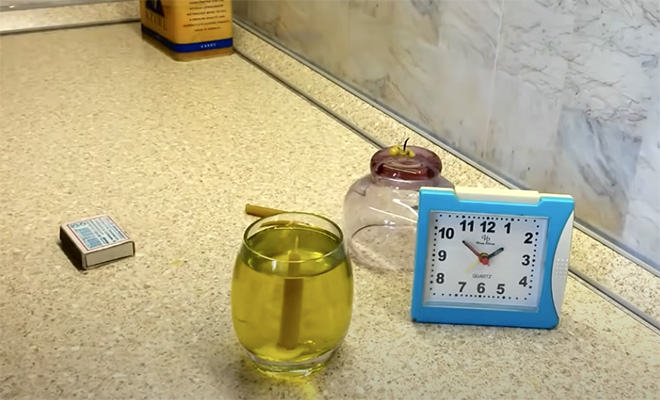 Обычная свеча может гореть целые сутки. Лесник показал, как увеличивает время в 10 раз: видео