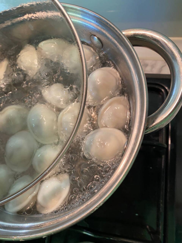 Зачем при варке пельменей добавляют стакан холодной воды и как это связано с физикой