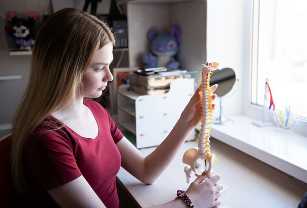 «Я не понимаю, как она это терпит» От страданий и тяжелой инвалидности Олесю спасет операция на позвоночнике. Нужна наша помощь