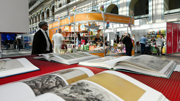 Иностранцы скупают русскую классику на международной книжной ярмарке в Москве