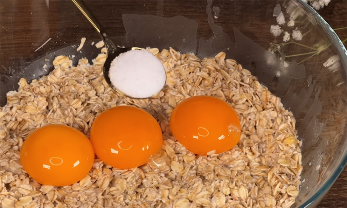 Шикарный десерт без муки и сахара: только овсянка, морковь и яблоко