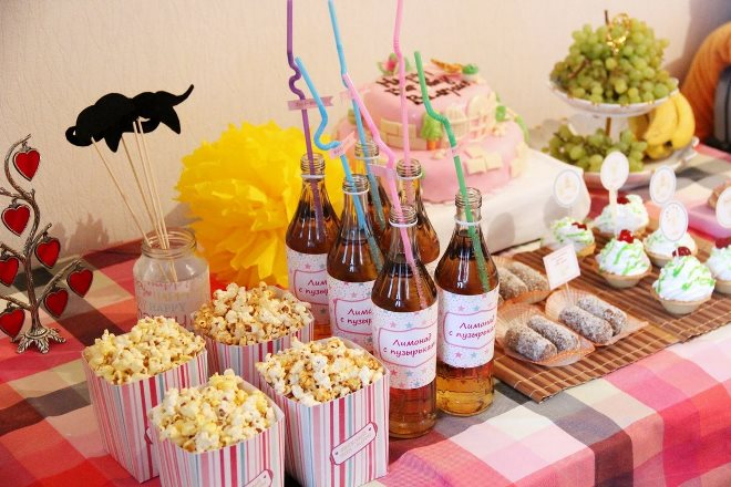 Как украсить стол на день рождения ребенка, чтобы он остался доволен (39 фото)