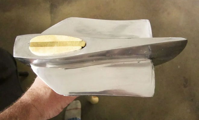 Мужчина тратит все силы на то, чтобы придумать новый способ рубки дров. Уже получается лучше топора