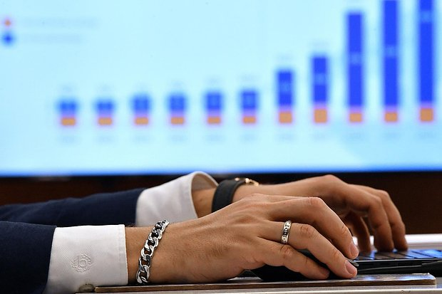 Серебро рекордно дорожает. Стоит ли россиянам вкладывать в него деньги?