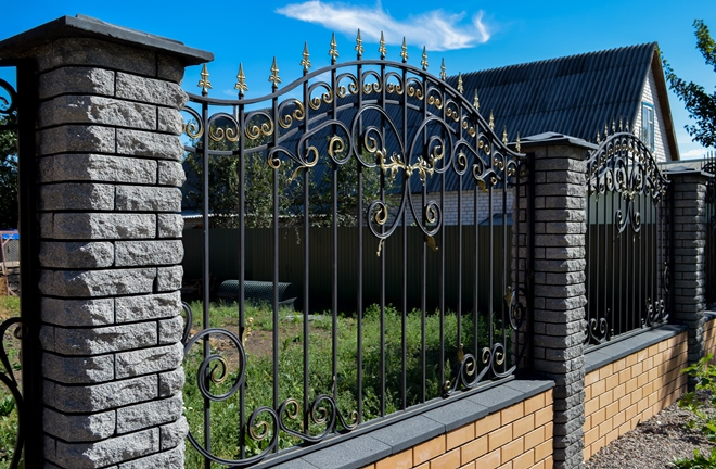 Кованые заборы: разновидности, преимущества и уход (102 фото)