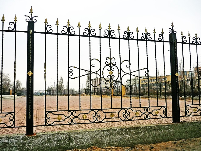 Кованые заборы: разновидности, преимущества и уход (102 фото)