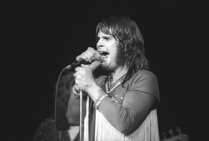 «Труп хлопал крыльями, всех тошнило» 45 лет назад Оззи Осборн откусил голову голубю и шокировал весь мир. Что это было?