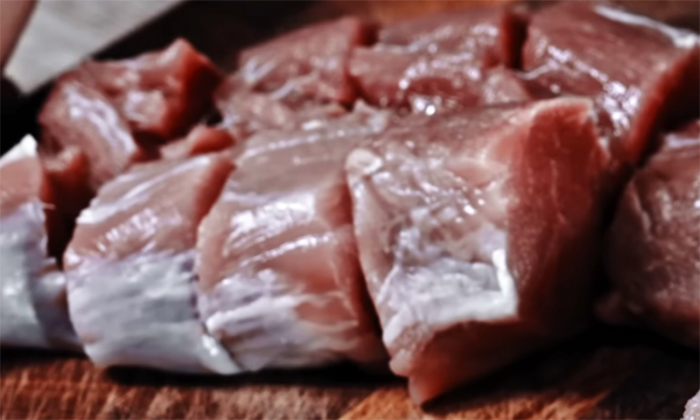Гуляш по-румынски: томим свинину в сливках. Мясо само распадается под вилкой