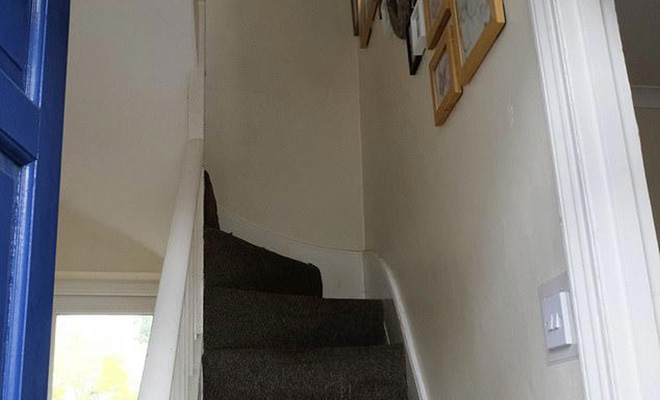 Семья показала, как устроен их быт в доме шириной 3 метра