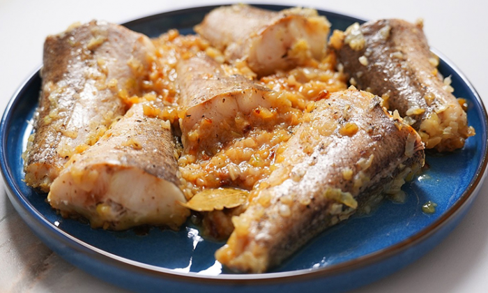 Белая рыба по-еврейски. Даже хек станет вкуснее: все дело в луковом соусе