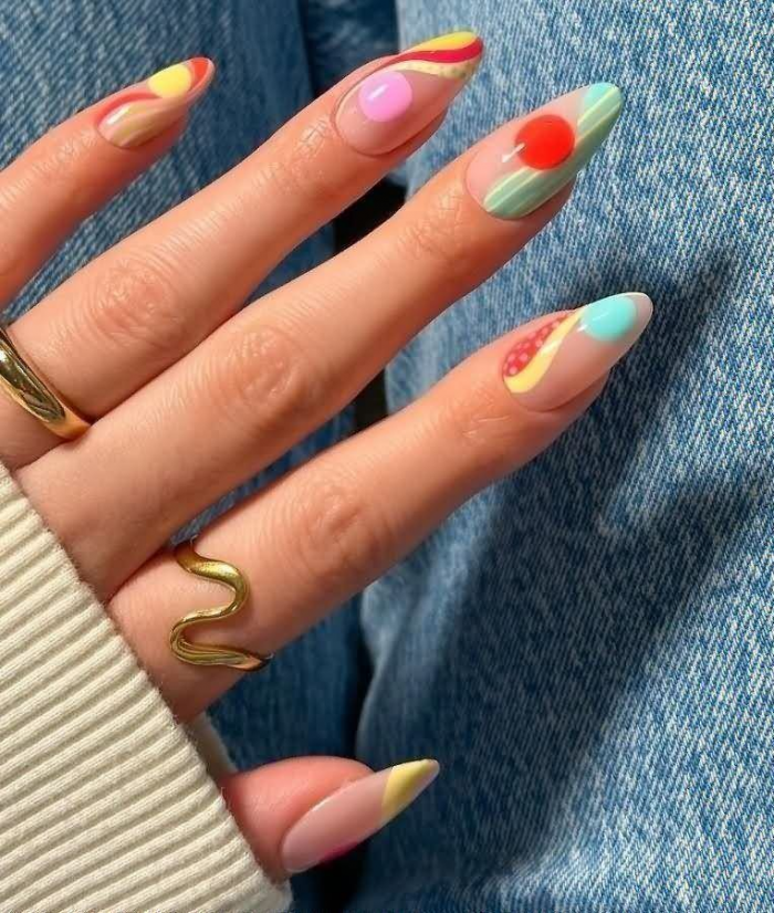 Маникюр на 8 Марта: идеи с фото