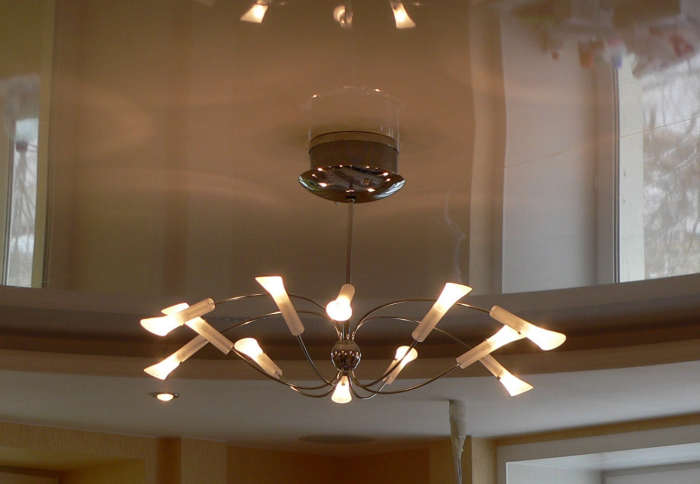 Как выбрать люстру для натяжного потолка в зал и другие комнаты (67 фото)