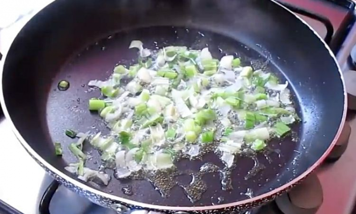 Доширак с яйцами на сковороде. Простой завтрак за 10 минут