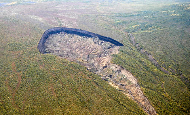 60 лет назад в Якутской тайге нашли свежий овраг. Сегодня он уже больше километра в ширину и продолжает расти