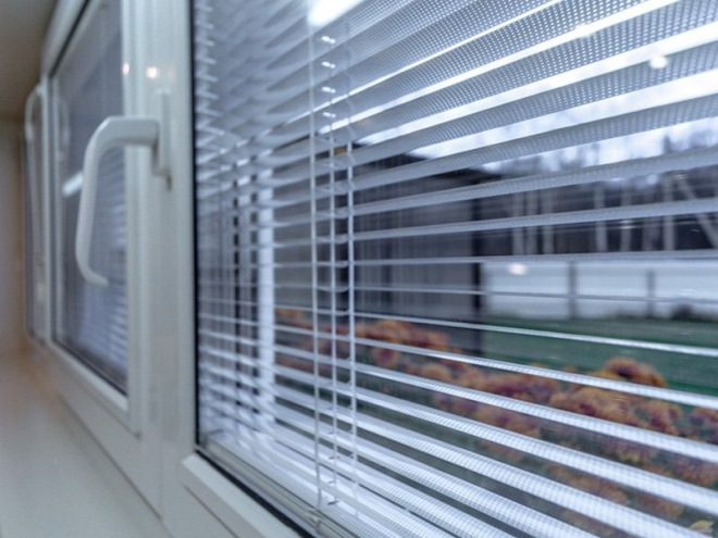 Жалюзи в спальню: фото, разновидности, материалы и цвета (55 фото)