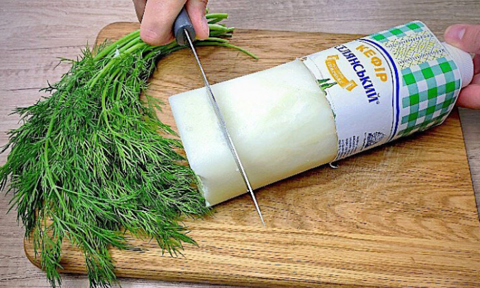 Превращаем замороженный пакет кефира в домашний сыр. Просто убираем лишнюю влагу