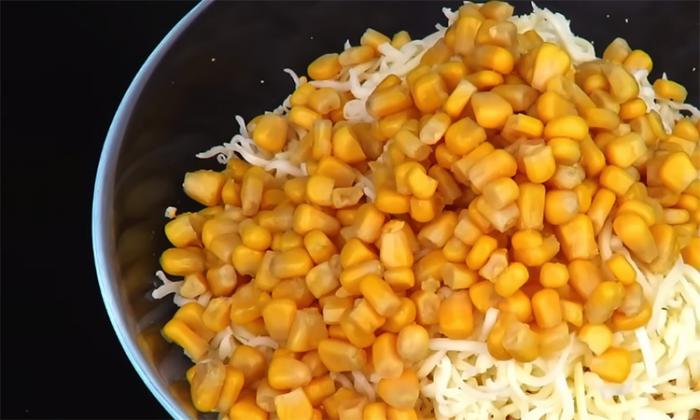 Прячем крабовый салат в хрустящие «кармашки»: порционная, праздничная подача