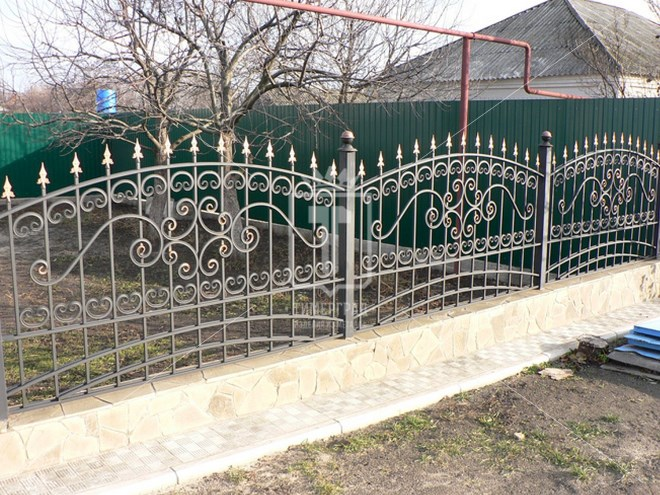 Кованые заборы: разновидности, преимущества и уход (102 фото)