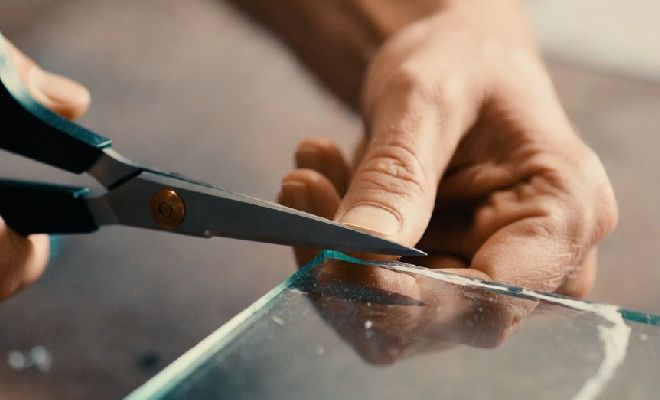 Стеклорез не нужен: мастер показал, как можно ровно разрезать стекло обычными ножницами