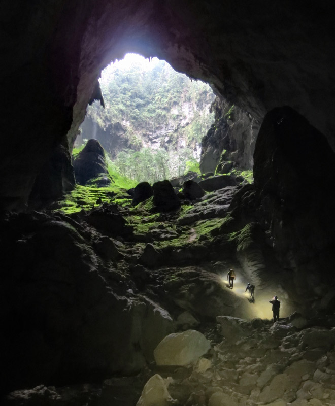 Мужчина с камерой спустился в самую большую пещеру мира, куда может поместиться небольшой город