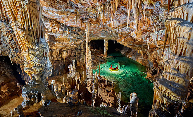 Фото из древней пещеры Крижна, доступ в которую власти запретили